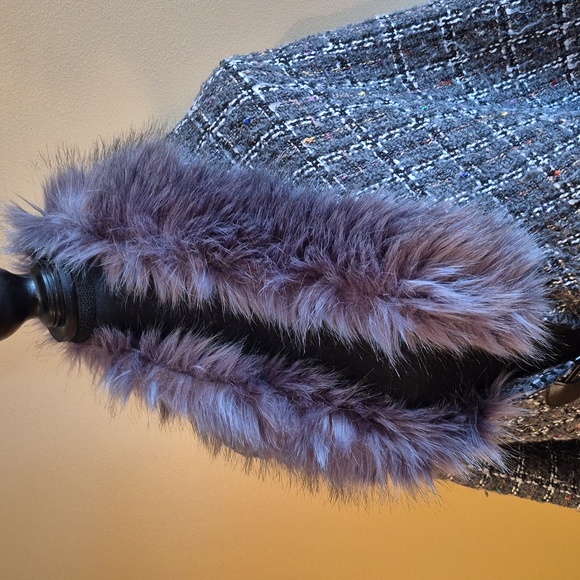 MODENA Faux Fur Trim Tweed Look Cape Toggle Closure - Picture 4 of 16